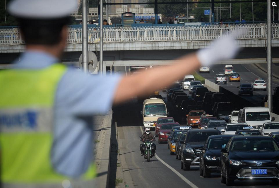 图为北京交警在整治违规上路摩托车。