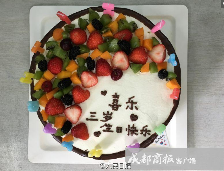 5月13日，是这位“同学”三年前第一次进校的日子，从此也被确定为它的生日。每年的这一天，五年级3班的同学都会买来蛋糕，唱起《生日歌》，为它举办一场热闹的生日派对。