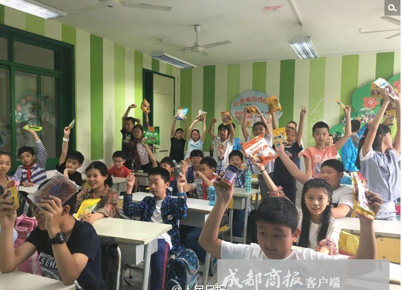 三年来，喜乐没有引发一起校园伤害事件，它与五年级3班更是结下了深厚的感情。记得有一次夜晚打雷，独自在校园的喜乐十分害怕，它不顾划伤自己，越过“别墅”的围栏，躲到了五年级3班的教室门口。“第二天上班时，我发现教室外的走廊有血迹，然后我在教室门口看到了喜乐，它的腿划了一大条口子，正在那儿舔舐伤口，可以想象那一晚它有多害怕。”朵朵老师说，她当时就流下了眼泪，以后再遇到可能出现雷雨天气时，她和班上的同学就会轮流带喜乐回家。