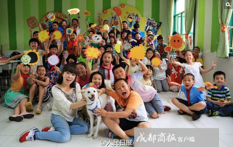 “在和喜乐相处的日子里，同学们学会了如何付出自己的爱，明白了什么是责任和牵挂。”朵朵老师说，自从喜乐来到学校，就连班上最调皮的孩子都变得温柔，“他们每次看喜乐的眼神都充满了爱，抚摸它的动作也十分轻柔。”
