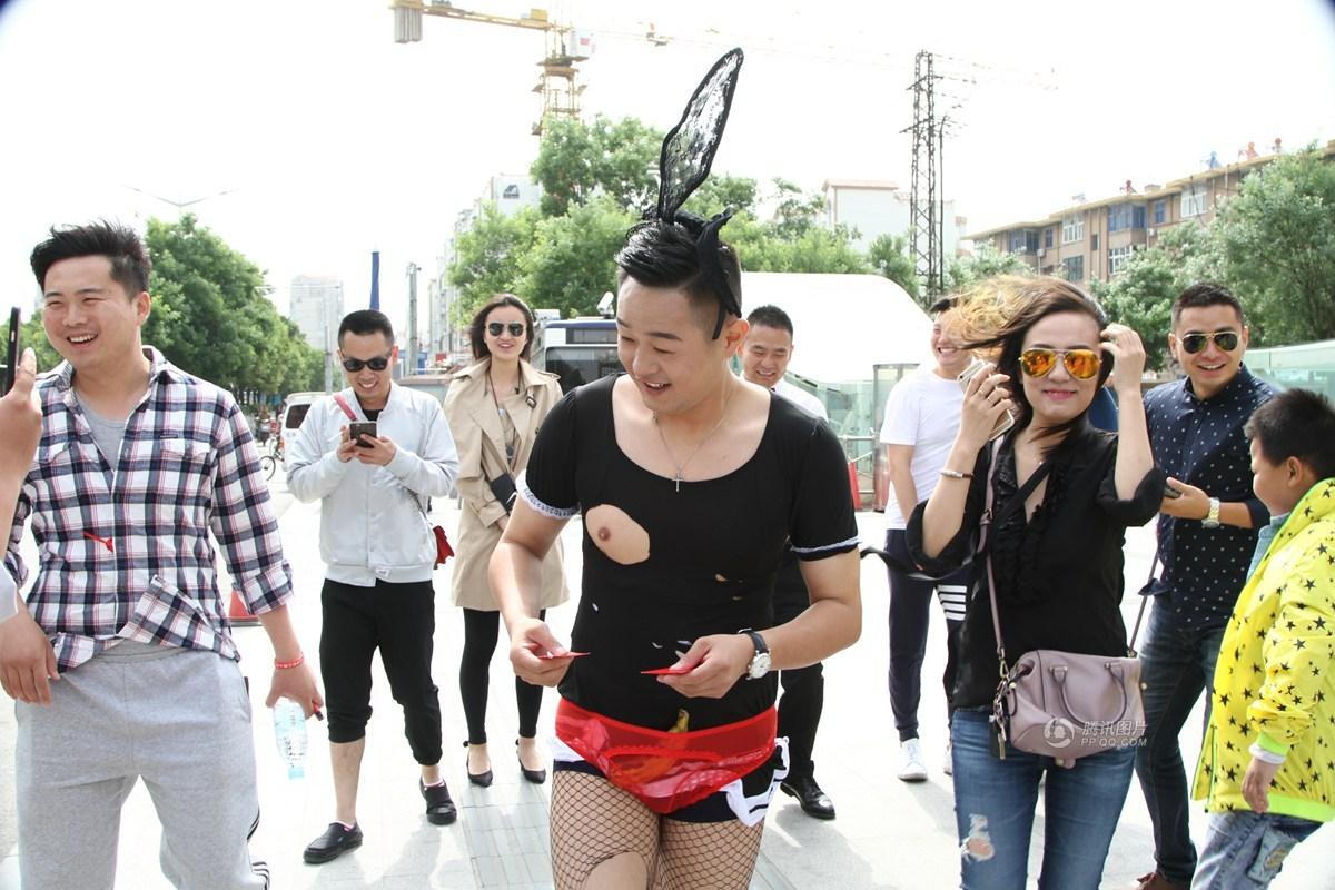 　　5月15日，河南省许昌市七一路，一名被朋友恶搞并打扮成性感兔女郎的新婚男子身穿性感暴露的女性蕾丝内衣在街头向行人散发红包。
