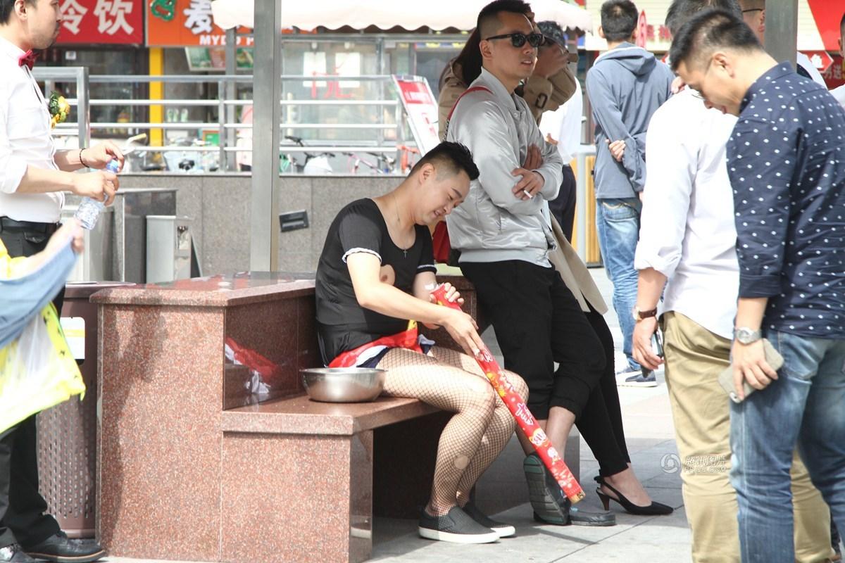 　　新婚男子身穿性感暴露的女性蕾丝内衣游街引围观。