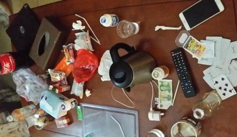 　　凌晨4点，见时机成熟，办案警方迅速冲入房内，将房内曾某志、林某婷、李某珍、郑某昌等10名嫌疑人抓获，现场缴获毒品K粉、奶茶新型毒品等40.03克和吸毒工具一批。图为缴获的毒品和吸毒工具。