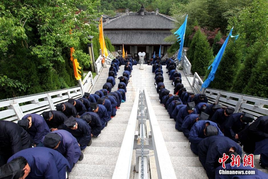 　　数百道士跪拜千级台阶上山朝圣