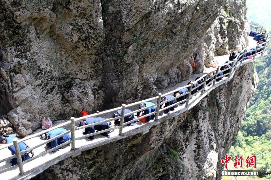 　　数百道士跪拜千级台阶上山朝圣