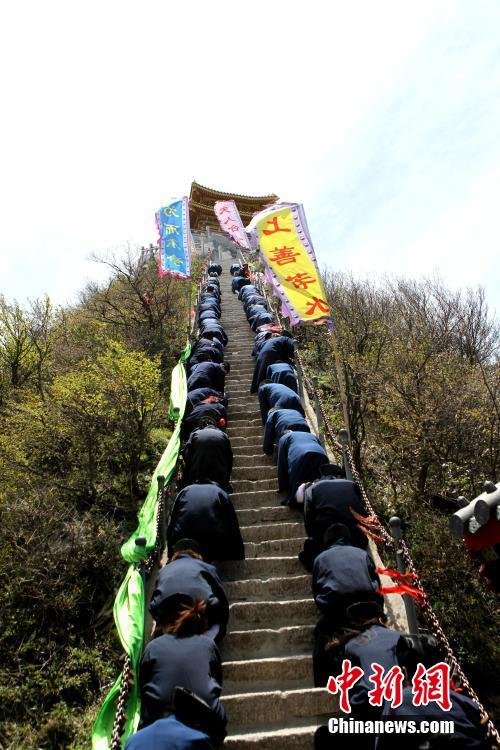 　　数百道士跪拜千级台阶上山朝圣