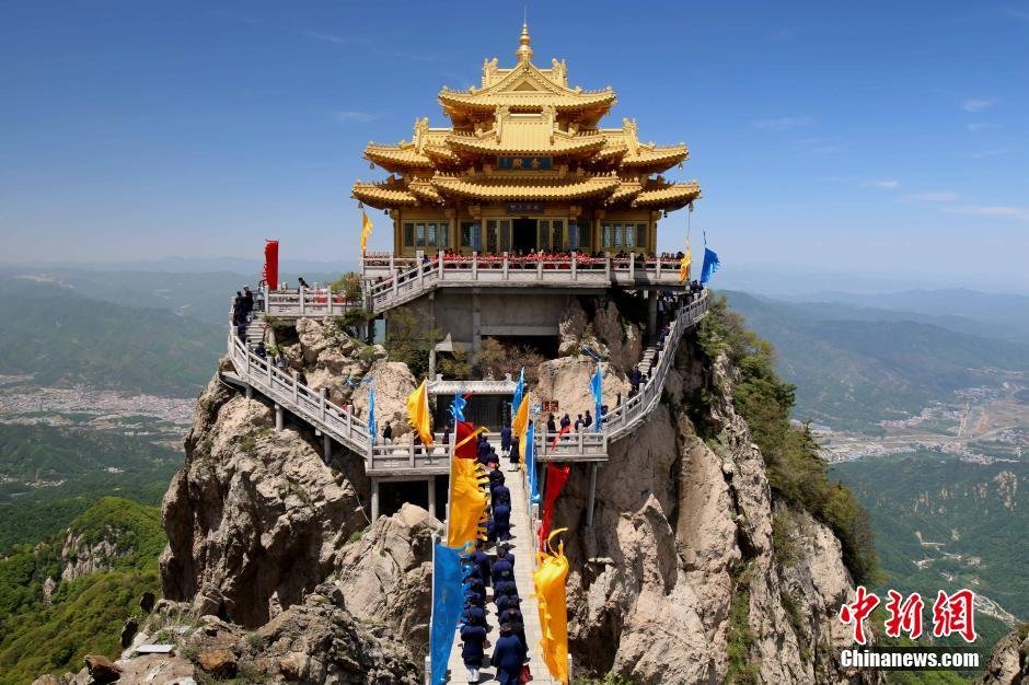 　　数百道士跪拜千级台阶上山朝圣