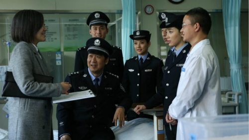 爱的追踪开播张国立警装造型挺拔获赞