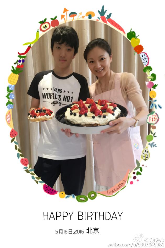 比老爸帅!张艺谋妻子晒儿子15岁生日合照
