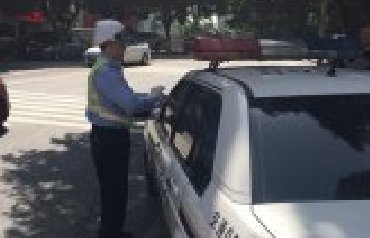 重庆交警对违停警车开罚单 获网友点赞