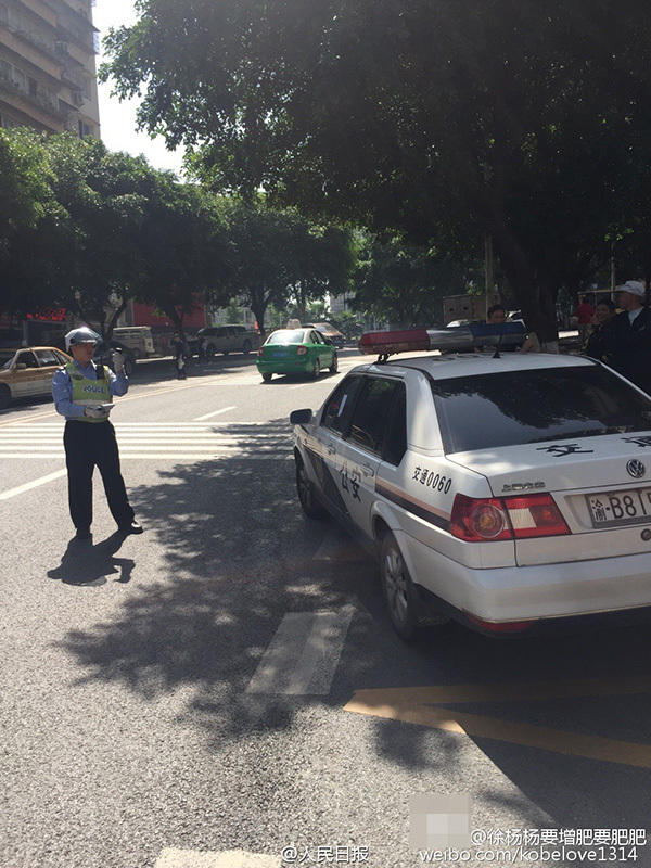 　　人民日报对此事进行评论：不徇私情，一碗水端平，这样的执法才有公信力。法律面前人人平等，警车违停，也照罚不误，这是一次精彩的普法宣传。不对同仁手下留情，本是执法底线，却成为新闻，倍受网友激赏，或可说明他们潜意识认为有些警察执法不公。认法不认人，公正执法才有公信。