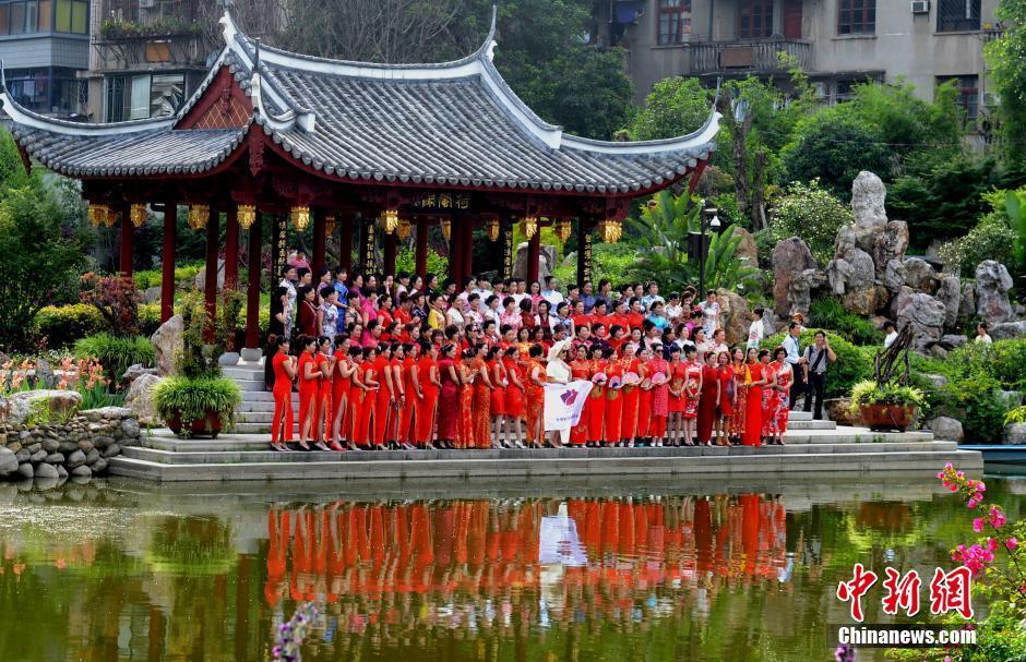 　　5月17日，来自福建福州、厦门、南平、三明的百余名佳丽齐聚福州，参加由中国旗袍协会世界联合总会福建总会主办的旗袍文化艺术节，优美展示不同时期、不同风格的百余款旗袍，尽展国粹旗袍的魅力。