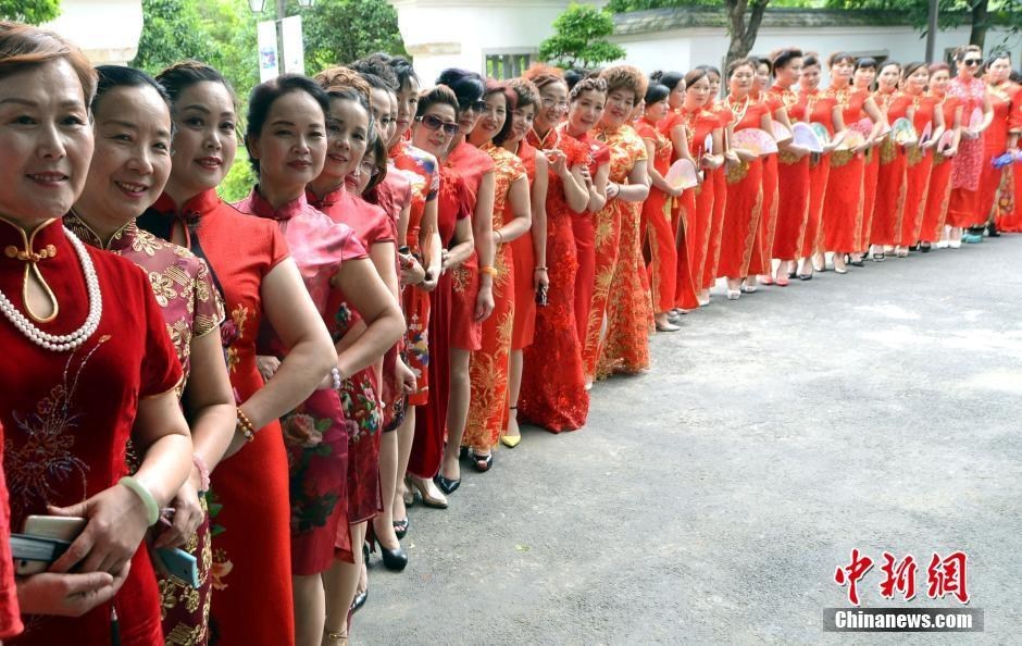 　　5月17日，来自福建福州、厦门、南平、三明的百余名佳丽齐聚福州，参加由中国旗袍协会世界联合总会福建总会主办的旗袍文化艺术节，优美展示不同时期、不同风格的百余款旗袍，尽展国粹旗袍的魅力。