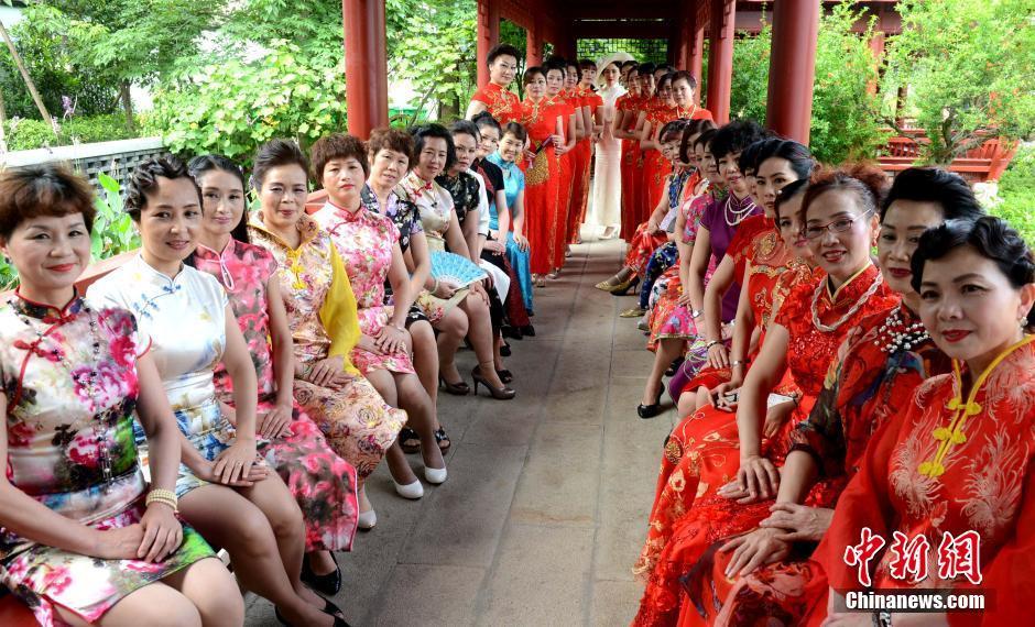 　　5月17日，来自福建福州、厦门、南平、三明的百余名佳丽齐聚福州，参加由中国旗袍协会世界联合总会福建总会主办的旗袍文化艺术节，优美展示不同时期、不同风格的百余款旗袍，尽展国粹旗袍的魅力。