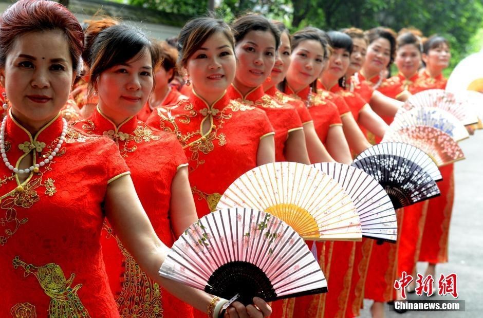 　　5月17日，来自福建福州、厦门、南平、三明的百余名佳丽齐聚福州，参加由中国旗袍协会世界联合总会福建总会主办的旗袍文化艺术节，优美展示不同时期、不同风格的百余款旗袍，尽展国粹旗袍的魅力。