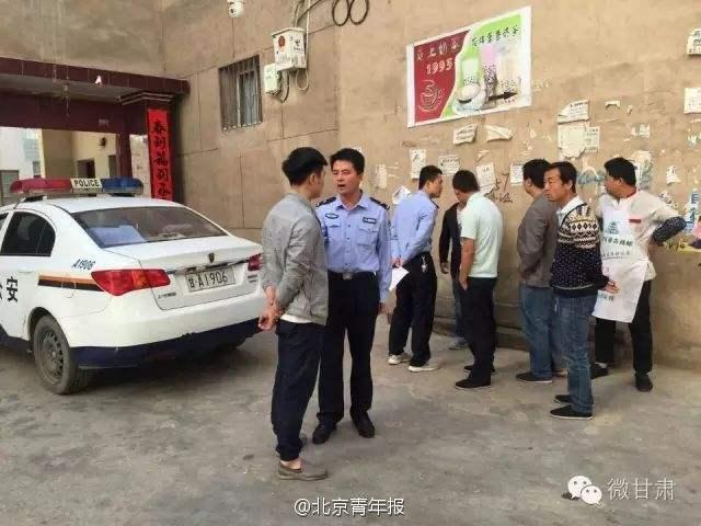 　　5月17日，兰州财经大学学生小鹏（化名）称，其因拍摄警察粗暴执法被强行带回派出所，遭到民警持警棍殴打，“屁股开花”。17日晚，兰州市榆中县公安局表示，该局已安排纪检、督察部门专人开展调查，相关调查结果将及时公布。微博热传的一段视频显示，一男子被民警揪住欲带上警车，但男子未上车，遭到民警脚踹；民警见有人拍摄，立即上前制止，要求拿出手机。