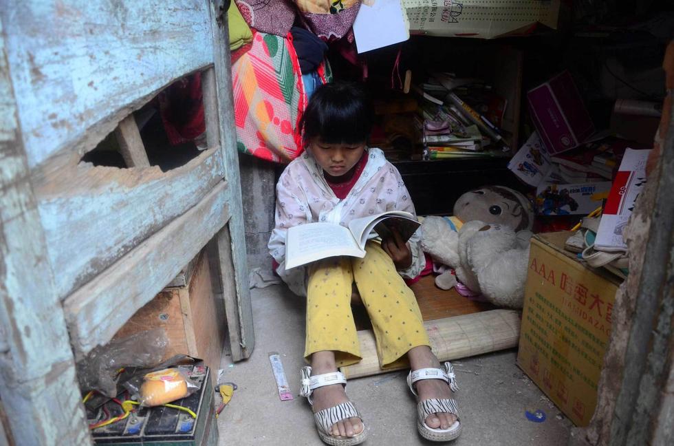 　　图为5月17日，山东省聊城市，倩倩坐在透风的屋子里读书，她说：“这是好心阿姨送给她的，读完了就没有了。”