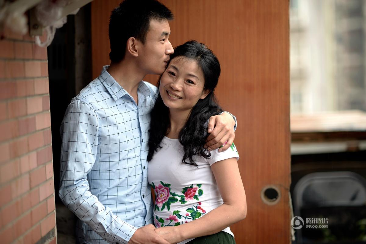 　　最近热播剧《小丈夫》中，女主角和男主角相差10岁，经历了各种磨合、跨越了各种障碍后，最后拥有了美满的爱情。在重庆梁平也有这么一对女大男小的夫妻，他们相差23岁，交往过程中遇到的问题很多，但他们对未来的生活充满信心。