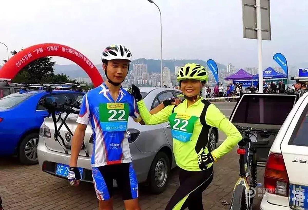 　　23岁的谭万平曾是厨师，李良友在梁平一家医院从事行政工作，他俩都是梁平人，去年在一个骑行者爱好者群里认识。去年11月，二人一同参加在万州举行的骑行比赛。途中李良友摔伤，左锁骨骨折，谭万平果断放弃比赛搀扶她去看医生。李良友住院期间，谭万平经常来照顾，出院后两人也接触过几次，也不知是谁先提出，两人走到了一起。