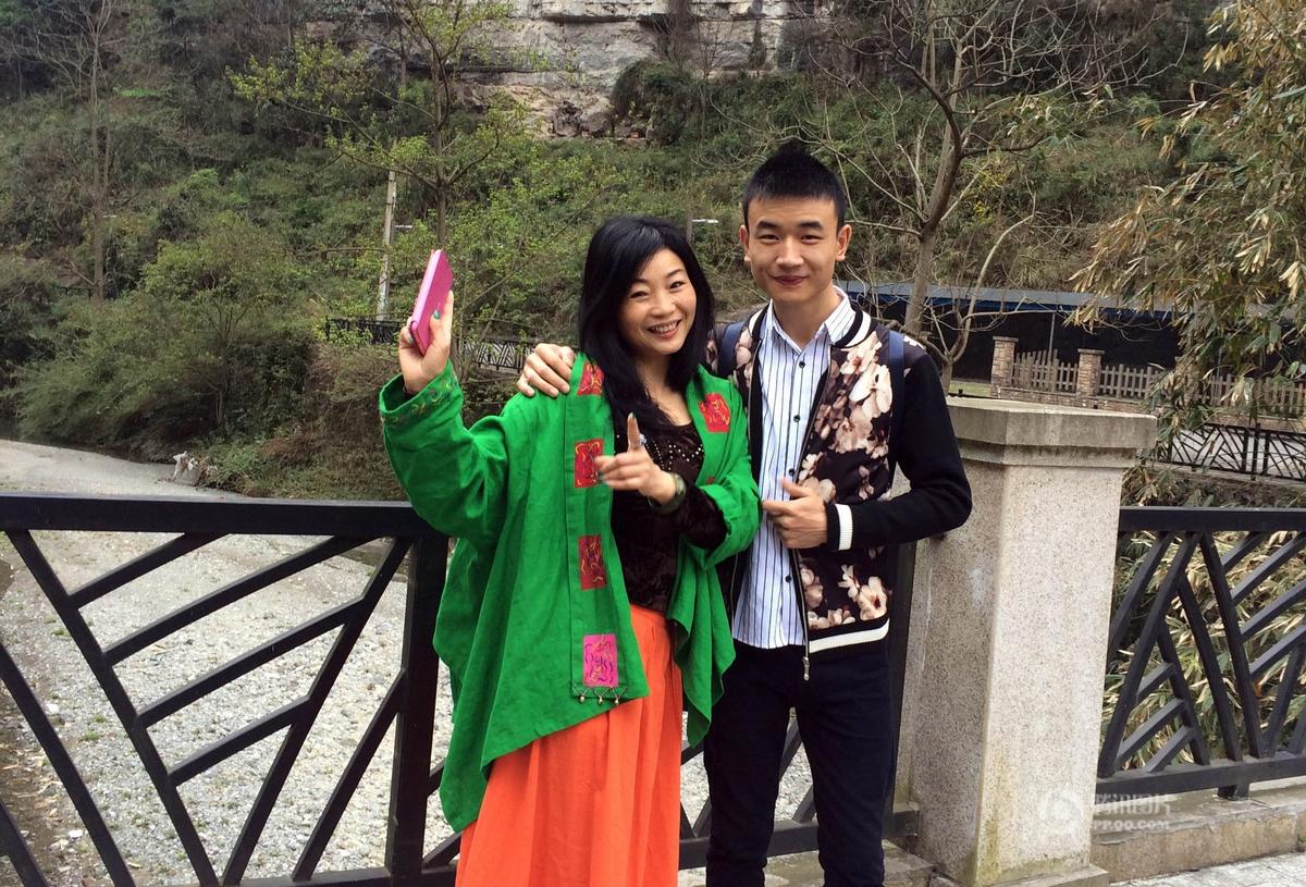 　　两人确定关系开始，李良友家人虽诧异但没有激烈反对，而谭万平家中就不这么顺利了。李良友年龄较大，谭万平家人考虑到生理、心理等各方面原因，一再反对。母亲跟谭万平摊牌：你考虑过孩子的问题吗？谭万平父亲甚至找到李良友单位，希望他俩断绝来往。除了家人反对，外人也不看好他们，骑行圈还有人写打油诗讽刺他们。另外两人很多观念上也存在很大差异。李良友担忧等谭万平更加成熟了，他的想法会变吗？“我比他大这么多，十年二十年后是啥样真不敢想。”