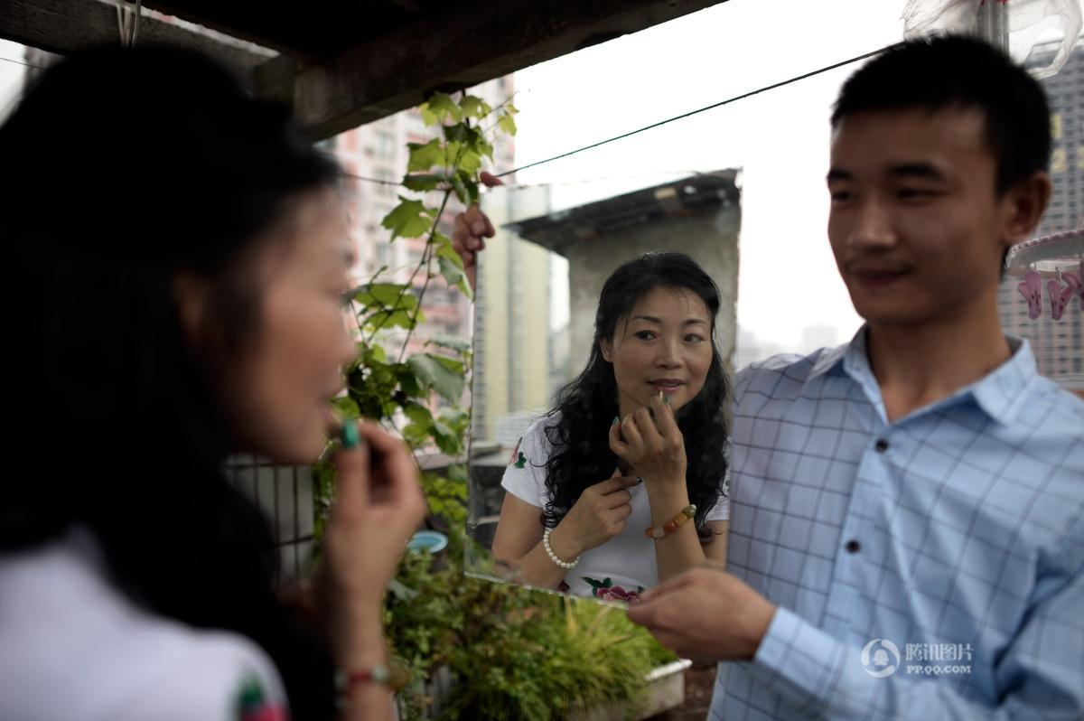 　　相比婚前，李良友说自己反而更少前往美容院，也没以前那么爱打扮，也许是心态更年轻了，很多人都说她看起来状态不错。“我还渐渐爱上了做家务。”李良友说，“我们也会争吵，我会让着他一点。每次争吵后他都会自己分析问题在哪儿，并且找到解决办法，所以我们还没有因为同一个原因争两次。”