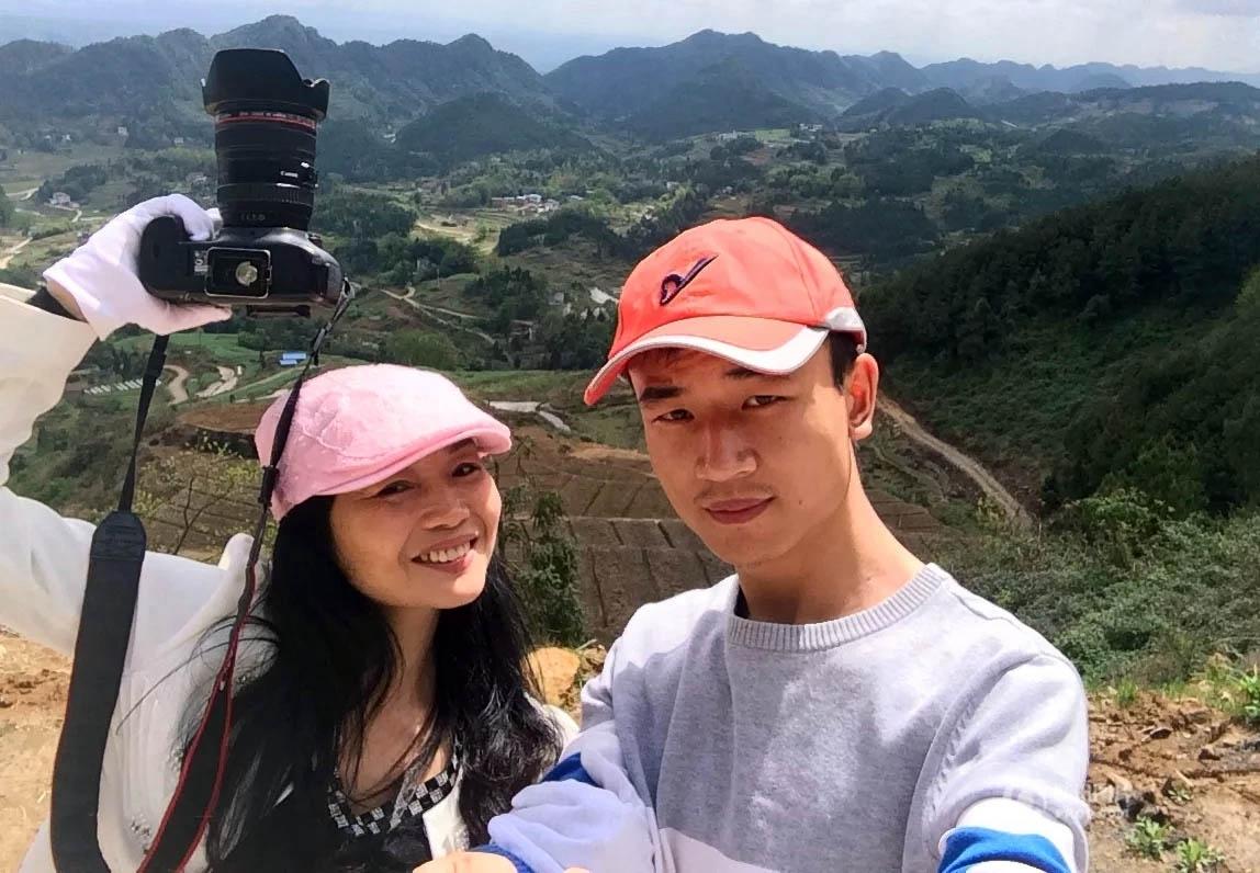 　　虽然压力重重，谭万平还是主动提出结婚，可更多现实而尖锐的矛盾接踵而来。首先是孩子的问题。谭万平称目前还没明确要不要孩子，李良友则笑称这个其实不太重要。其次是如何融入对方家庭。李良友曾和前夫育有一子，和谭万平差不多大，目前他俩相处得还不错。