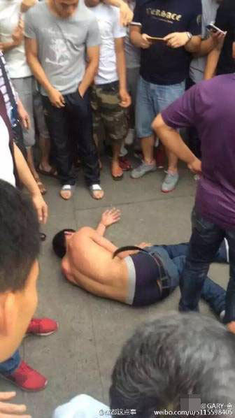 　　据网友爆料，当时小偷偷车被发现后，曾假装是体育系学生，最终被识破。