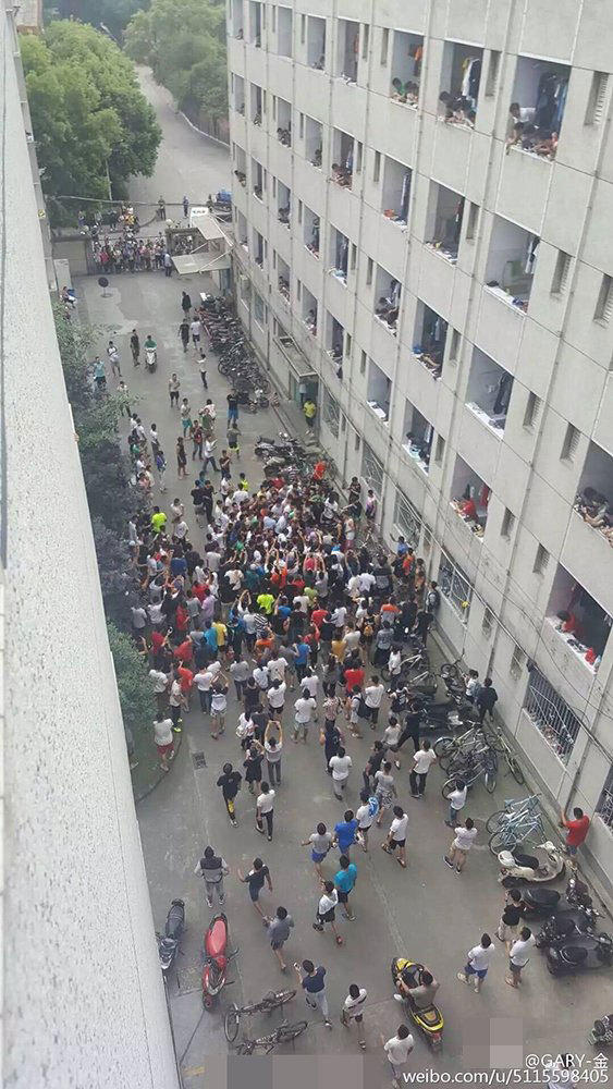 　　在小偷被拦下后，现场的喊声惊动了更多路过的学生，不到半分钟时间，两栋楼内的男生迅速跑下楼，现场近百名学生将小偷围得水泄不通。