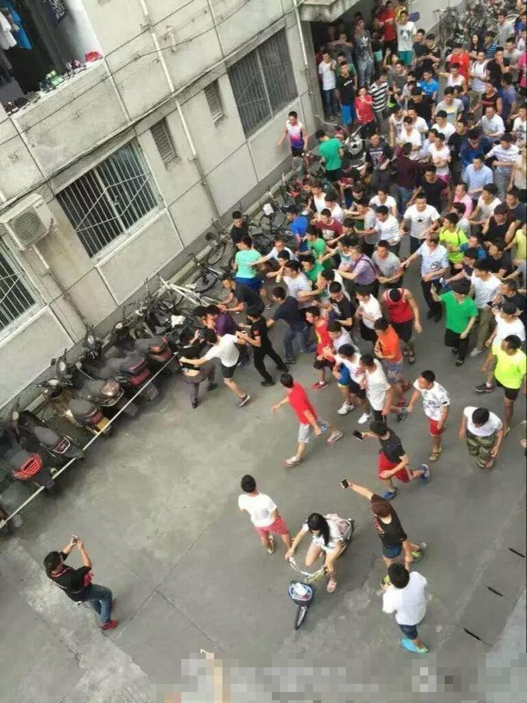 　　近百名学生对小偷拳打脚踢。