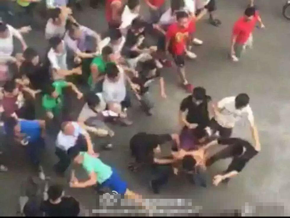 　　近百名学生对小偷拳打脚踢。