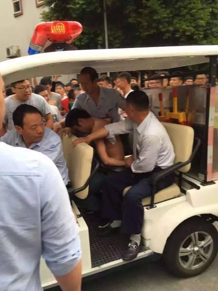 　　小偷被警察带走。