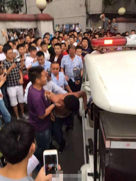 　　小偷被警察带走。