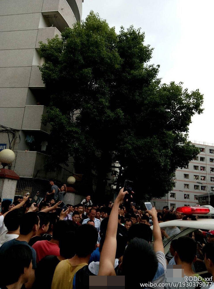 　　图为体院学生围堵小偷。