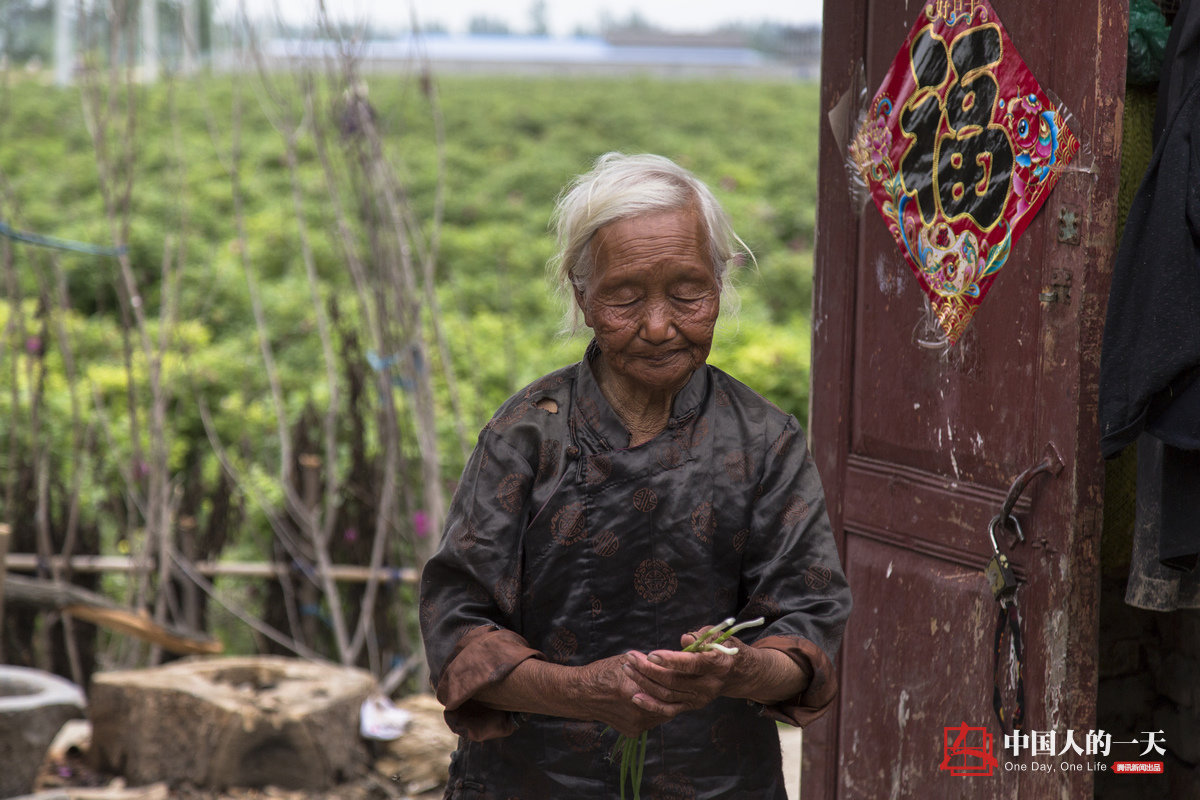 　　刘宗兰从自家门口摘了两棵葱，揪碎放在碗里，放两张煎饼，兑上开水，就是一顿饭。