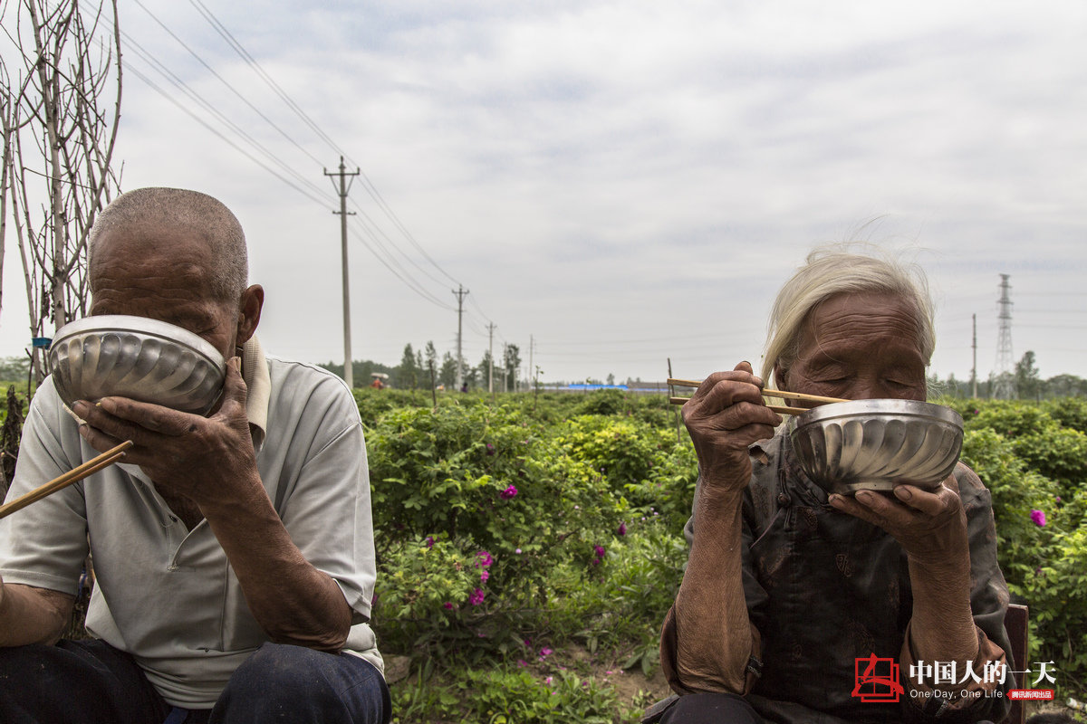 　　农民，与土地生死相依，他们靠天吃饭，靠地吃饭，土地就是他们的铁饭碗。