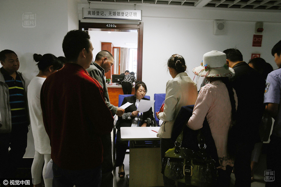 19日下午，离婚登记处成为官渡区便民服务中心整个二楼人最多的地方。据了解，从5月18日起，该村村民就开始“大规模”离婚。当日离婚20多对，19日再次增加。村民介绍，未来几天仍会有不少人加入离婚大军。“从来没见过这么多人来离婚。”另外一个窗口的工作人员说，他工作以来，偶尔见七八对夫妻离婚，但是一个村子这么多人相约离婚的场面从未见过。图为5月19日，官渡区民政离婚申请窗口被秧草凹村的村民围住了。