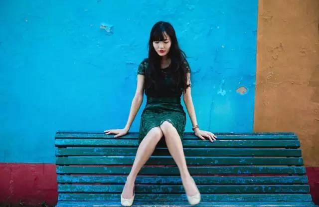 如今的她每天都忙碌着给美好的人儿们拍摄、修片日子过得比以前更忙忙碌碌，却又充实自由。这种所谓有上顿没下顿的工作，她干得卖力又开心。