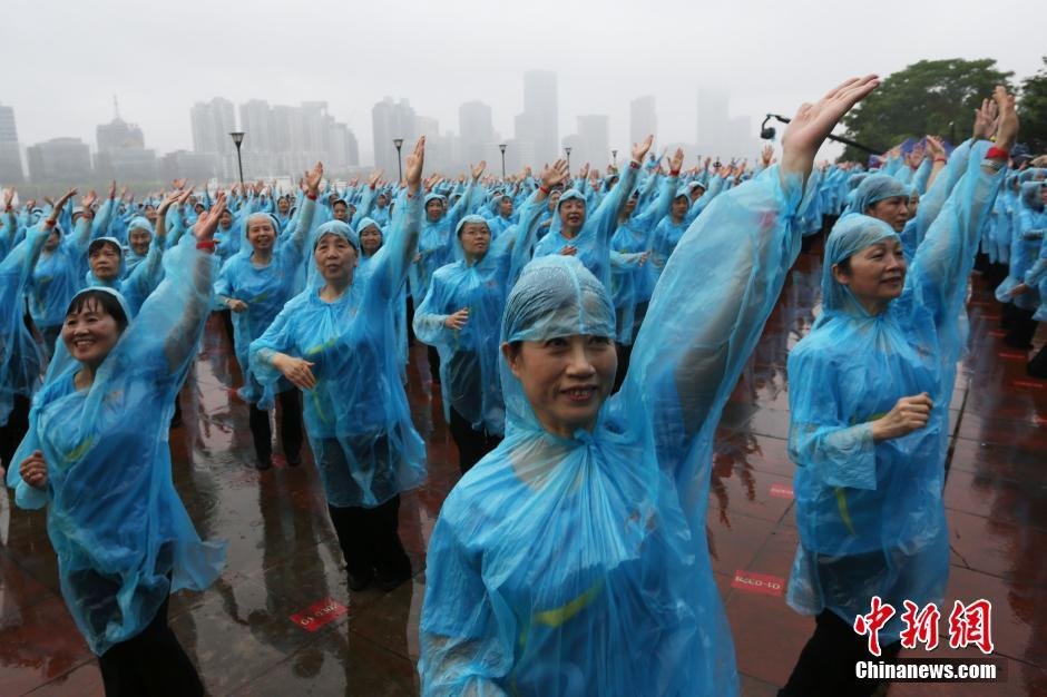 　　图为上海5000多名市民在雨中齐跳广场舞。