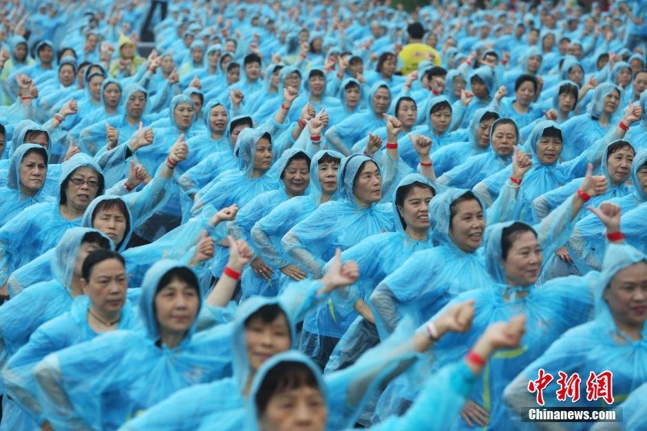 　　5月21日，上海浦东陆家嘴滨江大道，5000多名上海市民在雨中共同参与了全国6大城市（北京、上海、广州、沈阳、西安、成都）齐跳广场舞活动，最终全国6地共三万余人，用时5分40秒，成功刷新最大规模排舞（多场地）吉尼斯世界纪录称号。