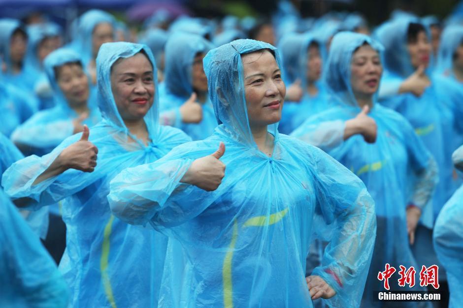 　　图为上海5000多名市民在雨中齐跳广场舞。