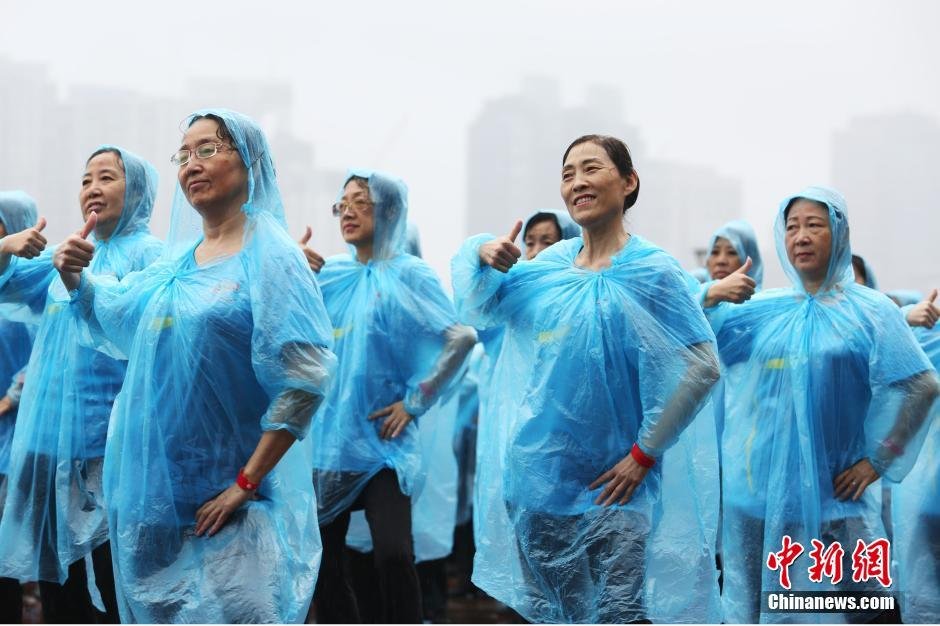 　　图为上海5000多名市民在雨中齐跳广场舞。