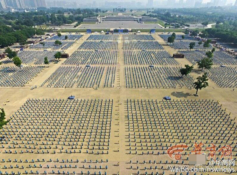 　　图为同一时间，西安大明宫遗址公园内6000名广场舞爱好者参加活动。
