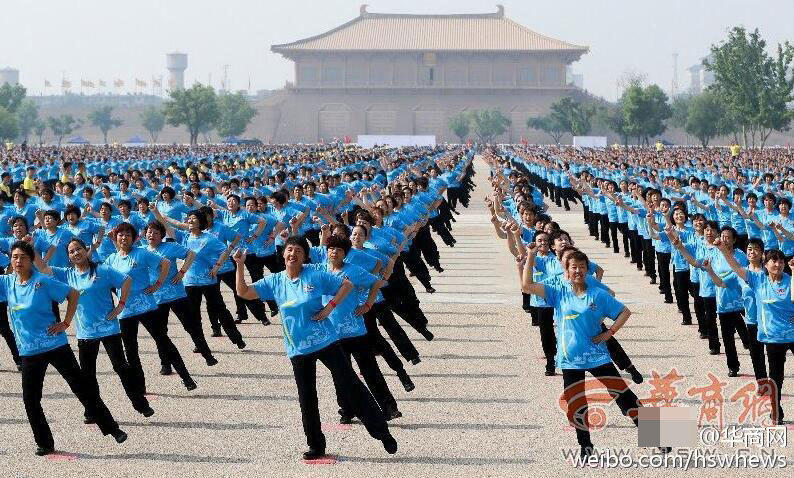　　图为同一时间，西安大明宫遗址公园内6000名广场舞爱好者参加活动。