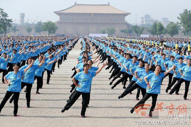 　　图为同一时间，西安大明宫遗址公园内6000名广场舞爱好者参加活动。
