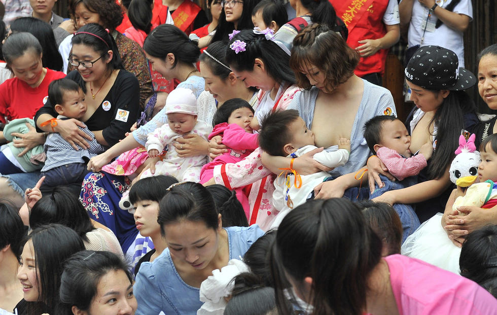 　　2016年5月21日，福建福州，百余名母乳妈妈齐聚福州三坊七巷南后街，在“5.20全国母乳喂养宣传日”之际，举行主题为“勇敢喂爱 为爱勇敢”的“哺乳快闪”活动。同时，希望引起社会重视母乳喂养，呼吁公共场所设立更多的母婴室，为母乳妈妈们提供便利，营造“关爱女性、母婴亲善”的环境。