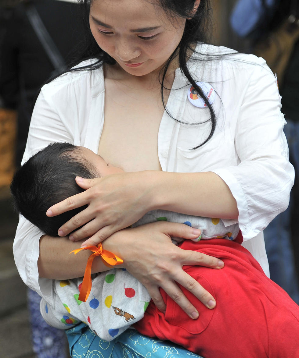 　　孩子们安静地在妈妈怀里吃奶。