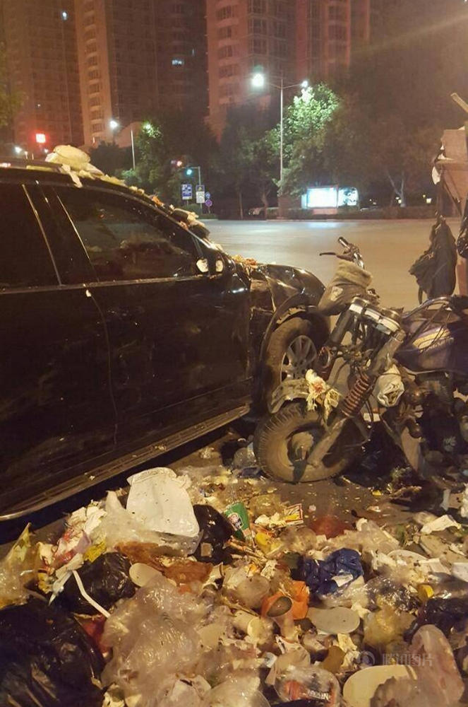 　　据目击者称，当时保时捷从纬五路左转，车速很慢，大概在20㎞/小时以内，运送垃圾的三轮车车速在60㎞/小时以上。
