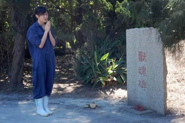 　　这是她最难过的事情，每当有猫狗被送来这里，她都会努力帮他们康复，好好打扮他们，在网上宣传他们，总希望能给他们找到归宿。遇到实在没办法的，她只好当天先带它们去散步、吃饭、抱着它们说话，陪它们度过最后的时光，看着她心爱的动物在她的怀里离去，这对于她来说一种心理折磨。用同事的话说，“她是那种会一边执行安乐死，一边难过落泪的兽医。”