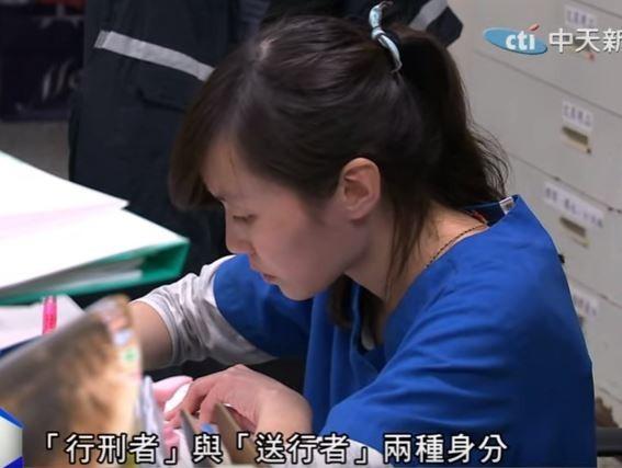 　　简稚澄生前很努力在医治每一只狗狗，帮它们找到领养的家庭。收容所人手不够，她就把自己一个人当好几个人在用。她一直在宣扬领养代替购买的理念，然而她能做的却有限，2年来，有700只无人领养的流浪狗在这里被执行了安乐死。