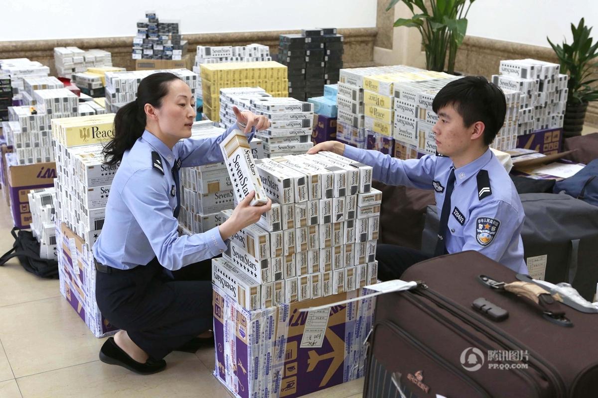 　　5月22日，记者从上海海关获悉，该关查获一起“水客”勾结机场工作人员走私香烟入境案，抓获涉案人员20名，查获七星、万宝路等品牌香烟近4000条。多名“水客”曾供职于浦东机场，并与机场工作人员相勾结，利用对机场环境熟悉之便，大肆闯关走私。